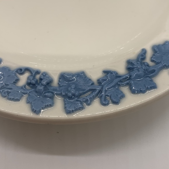 Set of 2 Vintage Wedgewood Etruria Barlaston Queensware embossed ashtrays - Picture 3 of 7